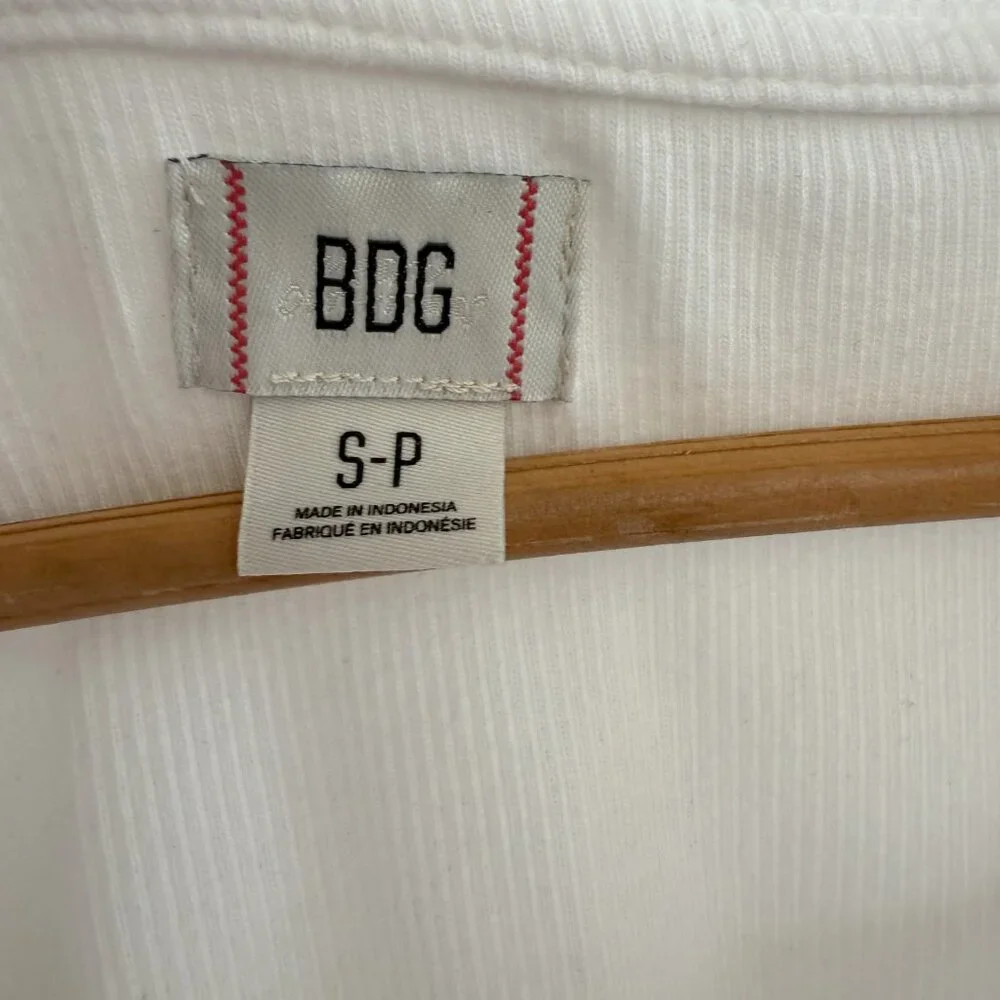 BDG Cropped Ribbed Baby Tee - Picture 5 of 8